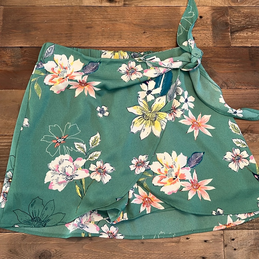 NWT DR2 Green Floral SKIRT Skort Shorts SMALL